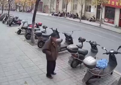 🇨🇳 | Un anciano quedó inconsciente en el suelo después de pelearse con una…