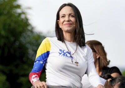 #GrupoFides | #ANF #Mundo 𝐋𝐚 𝐨𝐩𝐨𝐬𝐢𝐭𝐨𝐫𝐚 𝐌𝐚𝐫í𝐚 𝐂𝐨𝐫𝐢𝐧𝐚 𝐌𝐚𝐜𝐡𝐚𝐝𝐨 𝐩𝐫𝐞𝐬𝐞𝐧𝐭𝐚 𝐮𝐧𝐚 𝐡𝐨𝐣𝐚 𝐝𝐞 𝐫𝐮𝐭𝐚…