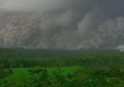 🇮🇩 | Flujos piroclásticos asociados a la erupción explosiva del volcán Semeru en Indonesia