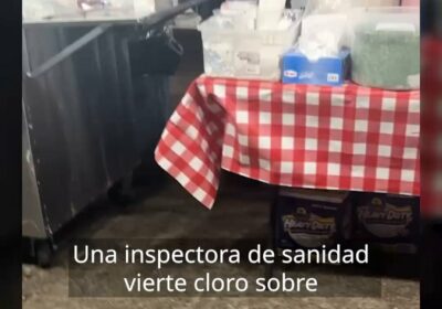Una inspectora de Sanidad vierte cloro sobre los alimentos de un puesto de comida…