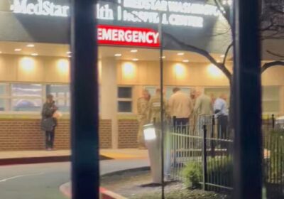 🇺🇸 | Miembros de la Guardia Nacional y fuerzas del orden rezan afuera del…