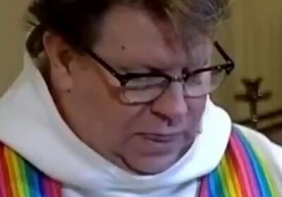 🇺🇸 | Un pastor metodista de Rochester, Nueva York, sorprendió a su congregación tras…