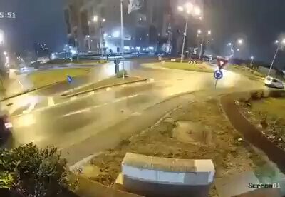 | Auto sale “volando” en plena calle en Rumanía: Un impactante accidente quedó grabado…