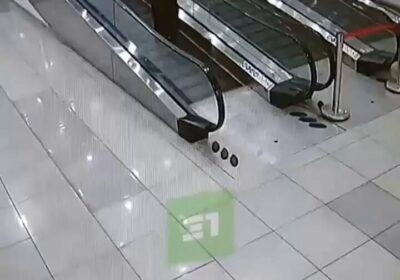 🇷🇺 | Una mujer en Rusia resultó atropellada por varios carritos de compra cuando…