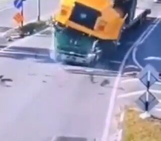 | El conductor y el pasajero de un remolque murieron cuando el vehículo pesado…