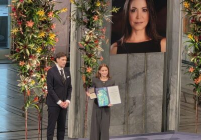 🇳🇴🇻🇪 | FOTO. Ana Corina Sosa, hija de Maria Corina Machado, recibió el Premio…