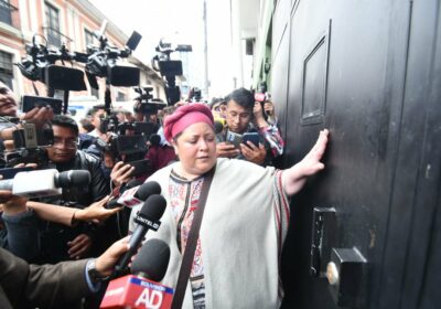 #Ahora | A la exministra María Nela Prada no le dejan ingresar a dependencias…