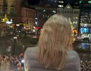 El momento en el que María Corina Machado sale al balcón del Grand Hotel…