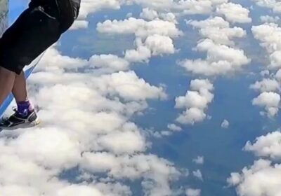 | Un paracaidista australiano sobrevivió a un accidente casi fatal cuando su paracaídas de…