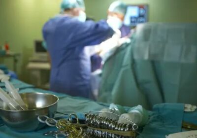 🇪🇸 | Detenido un cirujano por violar a una paciente cuando estaba anestesiada en…