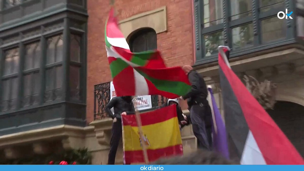 independentistas-vascos-queman-una-bandera-espa-ola-en-el-centro